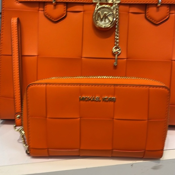 MICHAEL KORS LARGE FLAT MULTIFUNCTION PHONE CASE WALLET WRISTLET
POPPY
NWT - Picture 8 of 16